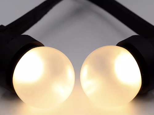Photo de deux ampoules B22 blanche opaque montée sur une guirlande noire.