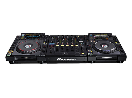 Photo sur fond blanc d'une régie DJ complète comprenant deux platines CDJ2000 Nexus et une table de mixage DJM900 Nexus de la marque Pioneer.