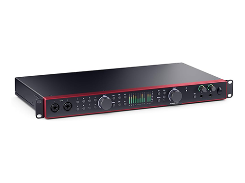 Photo produit de la console 18i20 de la marque Focusrite. Image sur fond blanc.