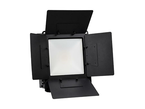 Photo d'un projecteur MBL40 Fusion de GLP sur fond blanc.